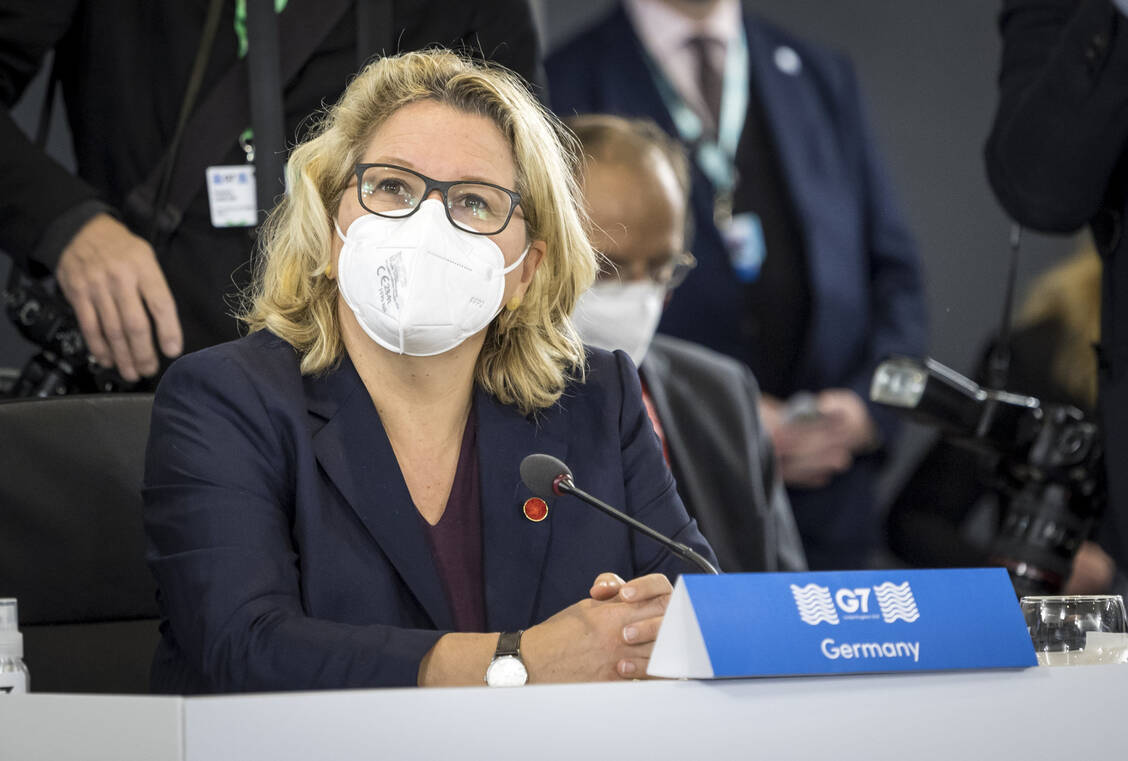 Blickt in Richtung ärmerer Länder: Bundesentwicklungsministerin Svenja Schulze (SPD) will viel Impfstoff spenden, ohne gleichzeitig die Impfkampagne in Deutschland zu gefährden.  / Foto: picture alliance / photothek
