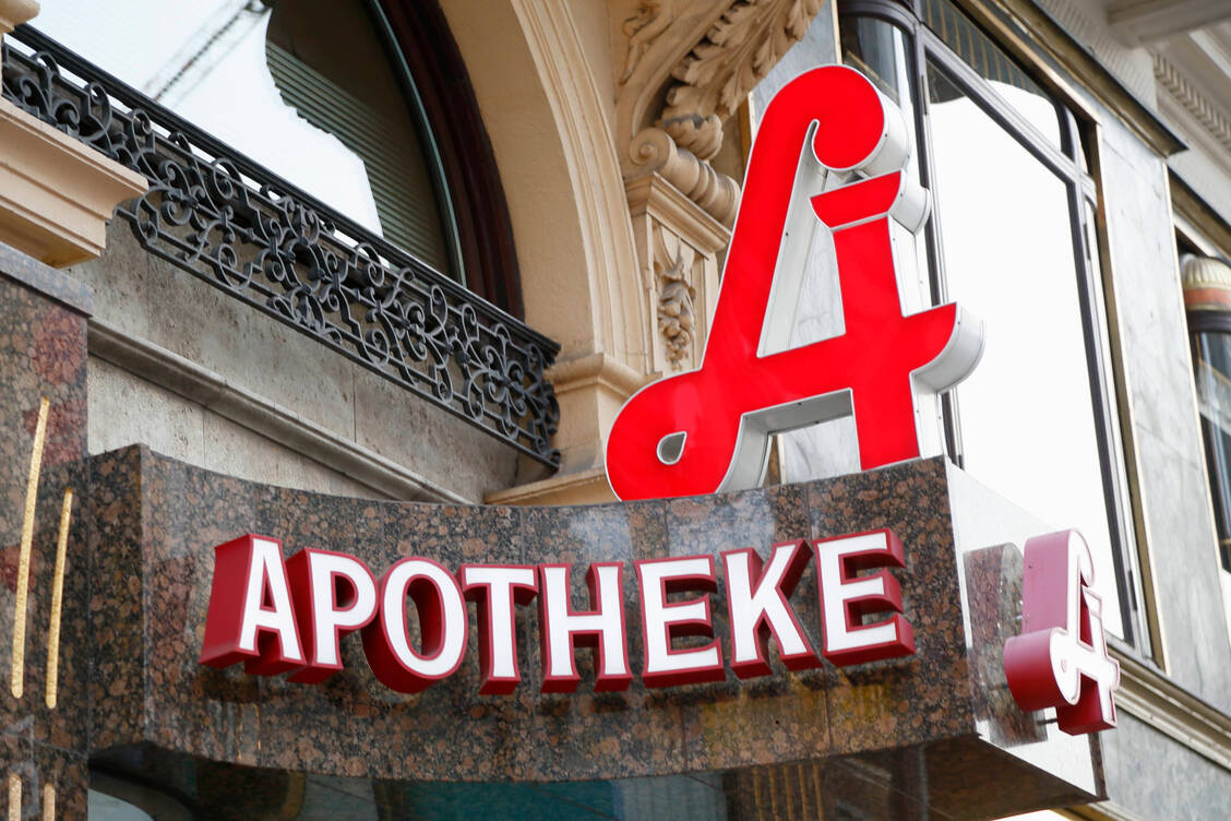 Auch mit dem E-Rezept ist die Abholung von Medikamenten durch Dritte möglich, wenn der QR-Code in der Apotheke vorliegt. / Foto: Imago Images/Viennareport