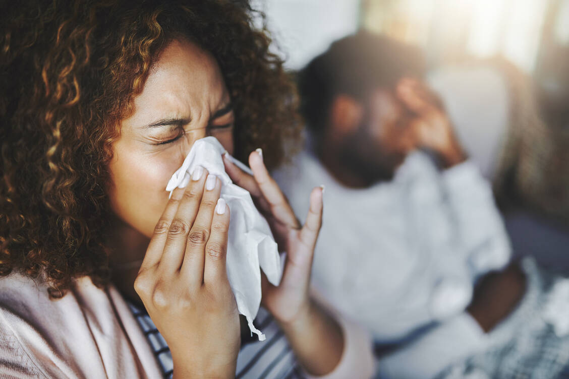 Bei Symptomen einer Atemwegsinfektion wie Schnupfen, Halsschmerzen oder Husten rät das RKI derzeit, für drei bis fünf Tage und bis zu einer deutlichen Besserung der Symptomatik zu Hause zu bleiben. / Foto: Adobe Stock/Delmaine Donson/peopleimages.com