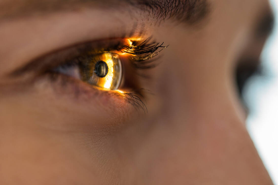 Fliegende dunkle Objekte im Blickfeld, Schlieren oder Schatten – diese Symptome können auf eine Netzhautablösung hindeuten und sollten rasch abgeklärt werden. / Foto: Getty Images/Zorica Nastasic