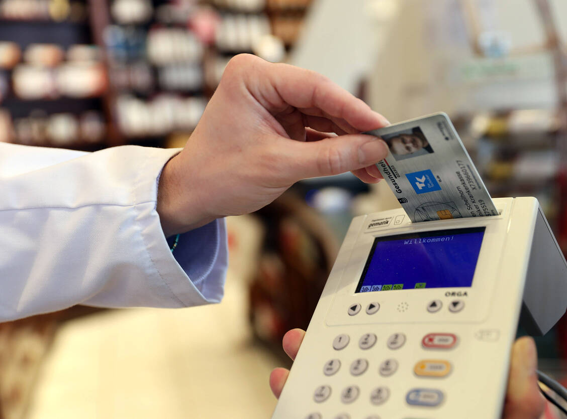 Während der Wartungsarbeiten sollten Apotheken von einem nochmaligen Stecken der EGK absehen und auf alternative Einlösewege ausweichen.  / Foto: IMAGO/Steffen Schellhorn