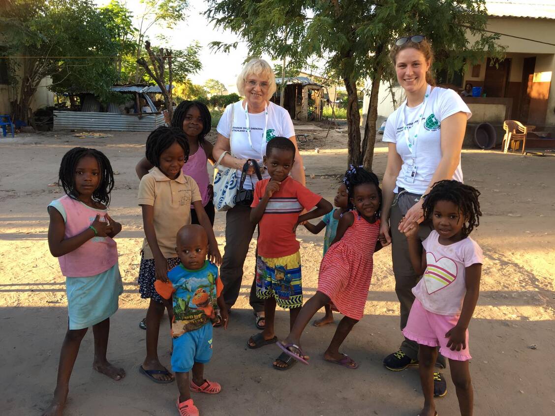 AoG-Teamleiterin Elke Althöfer-Blautzik (links) und Einsatzkraft Cornelia Muhr vom ersten Einsatzteam in Mosambik mit Kindern im Camp Estaquinha. / Foto: AoG