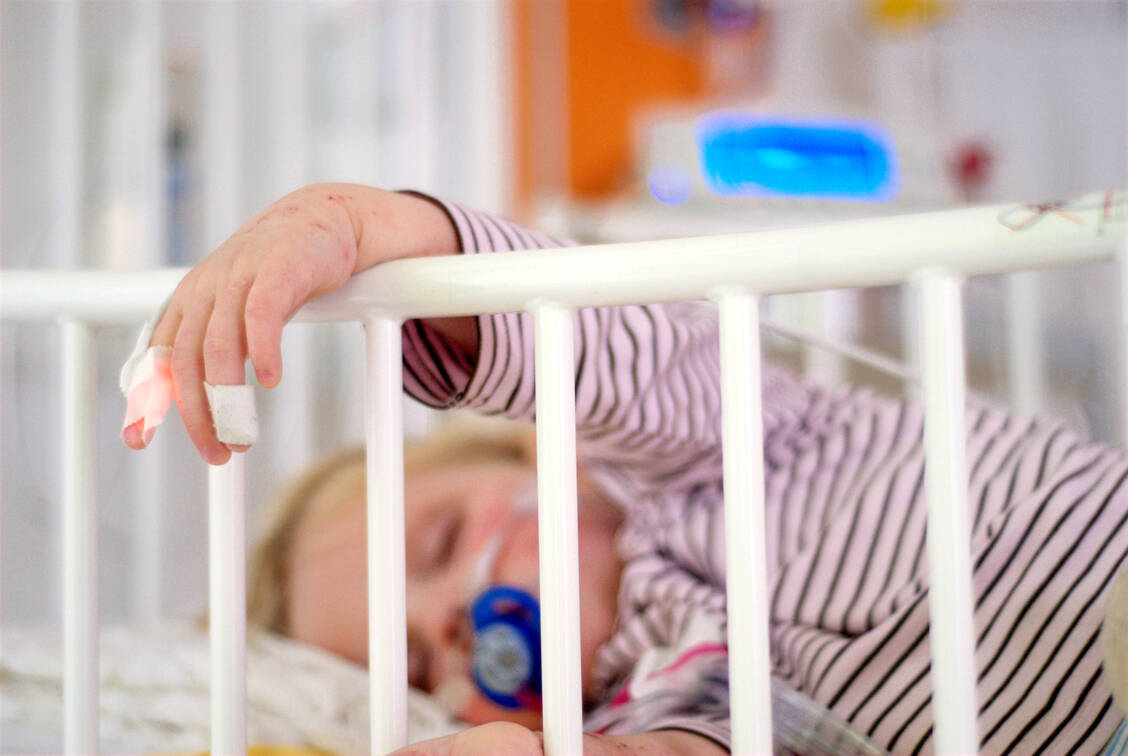 Schwere Infektionen bei jungen Kindern müssen mitunter stationär behandelt werden. / Foto: Adobe Stock/lisalucia