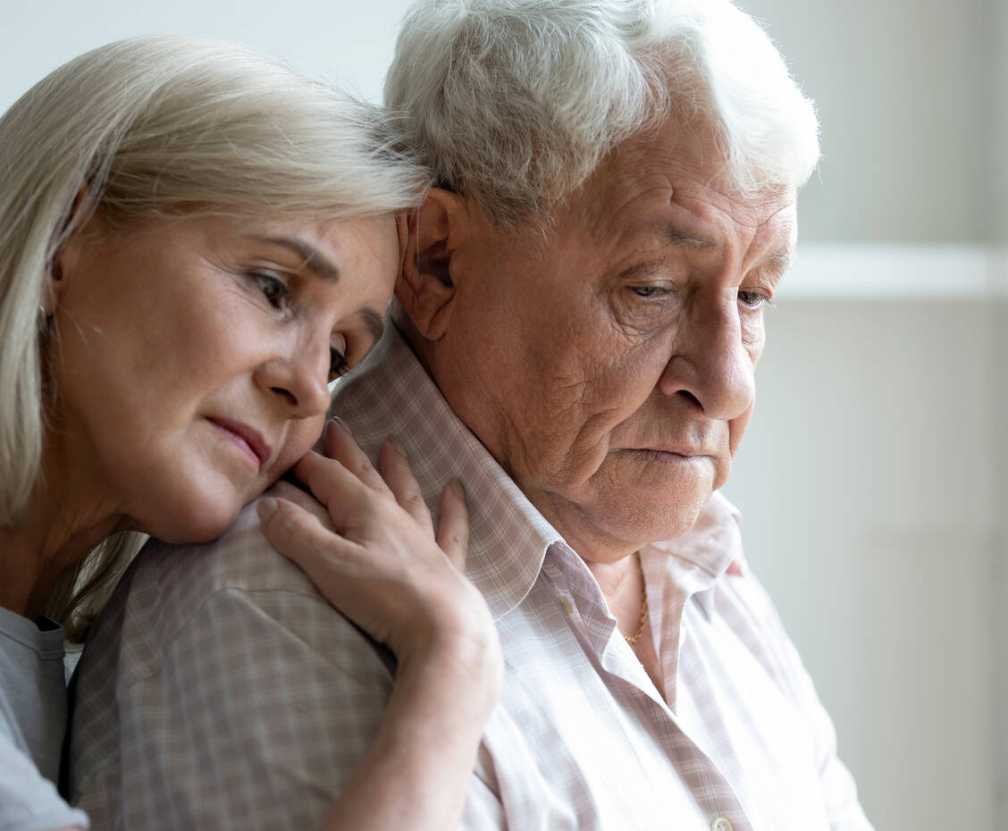 Die ersten Monate nach einer Demenzdiagnose sind oft besonders schwer für Patienten und Angehörige. Zuwendung und Reden können von der Not entlasten.   / Foto: Adobe Stock/fizkes