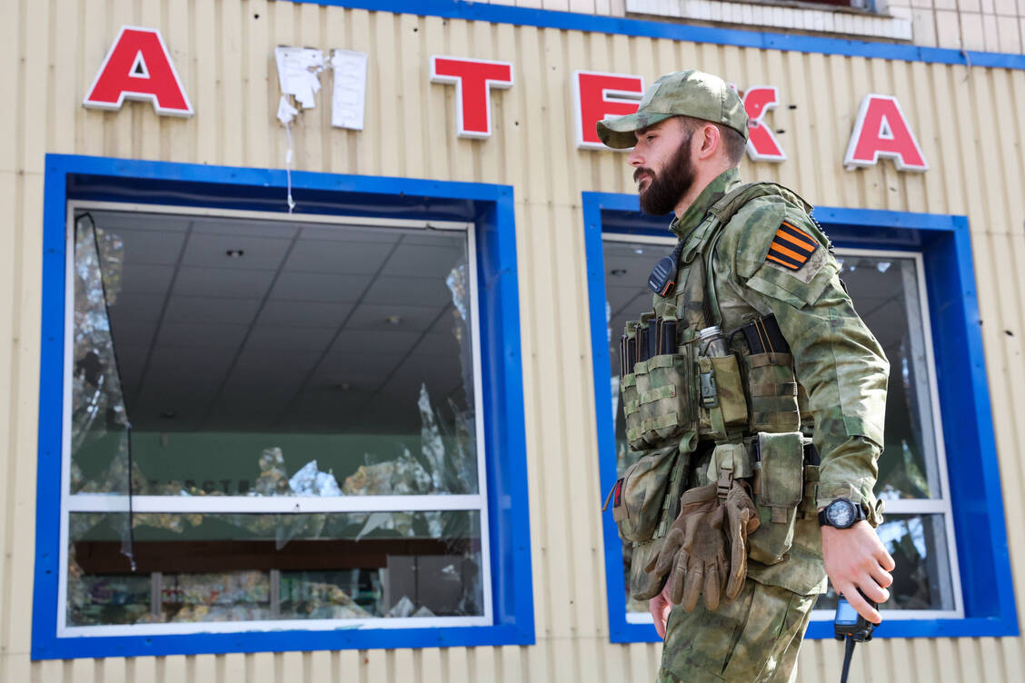 Vor dem 24. Februar 2022 konnten sich die ukrainischen Apothekerinnen und Apotheker wohl kaum vorstellen, in so eine Lage zu geraten. Hier eine zerstörte Apotheke in Volnovakha im Osten der Ukraine (Aufnahme vom 6. September 2023). / Foto: Imago/ITAR-TASS