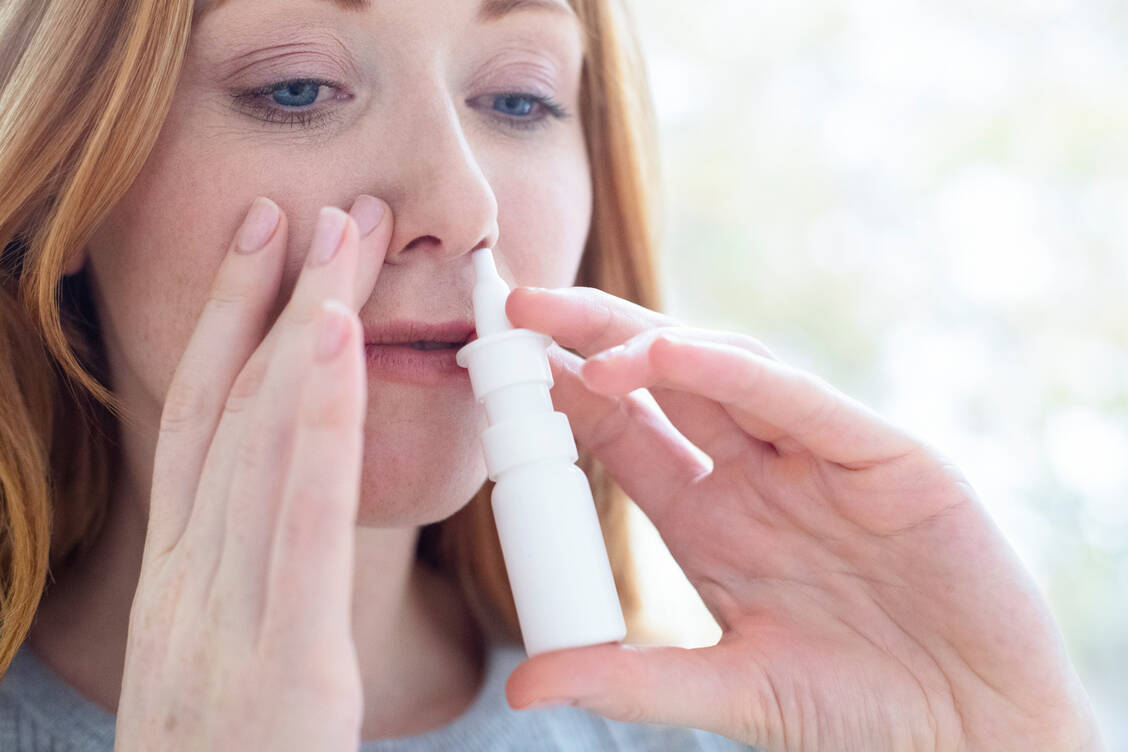 Bis zu sechsmal täglich zwei Sprühstöße pro Nasenloch mit einem Kochsalz-haltigen oder gel-basierten Nasenspray halten Erkältungserreger in Schach, zeigt eine neue Studie. / Foto: Getty Images/Science Photo Library
