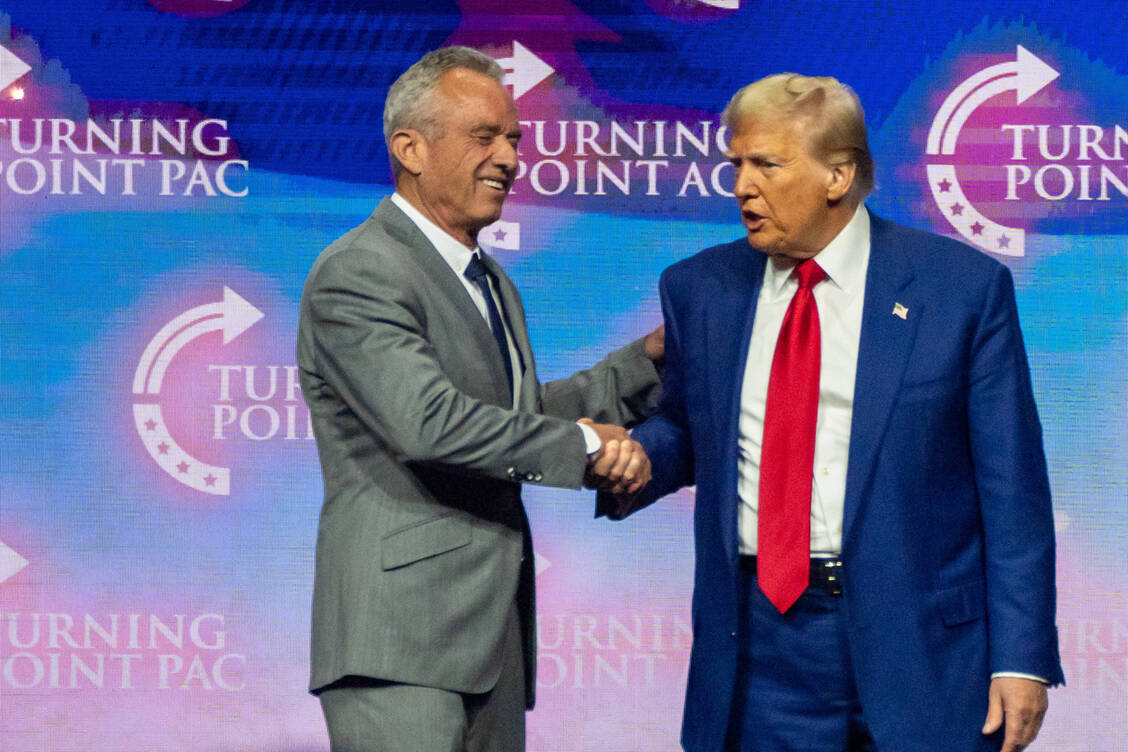 Donald Trump wird im Januar ins Weiße Haus einziehen. Wenige Tage vor der Wahl kündigte er an, den bekannten Impfgegner Robert F. Kennedy Jr. mit einer Rolle in der Gesundheitspolitik betrauen. / © Imago/SOPA Images