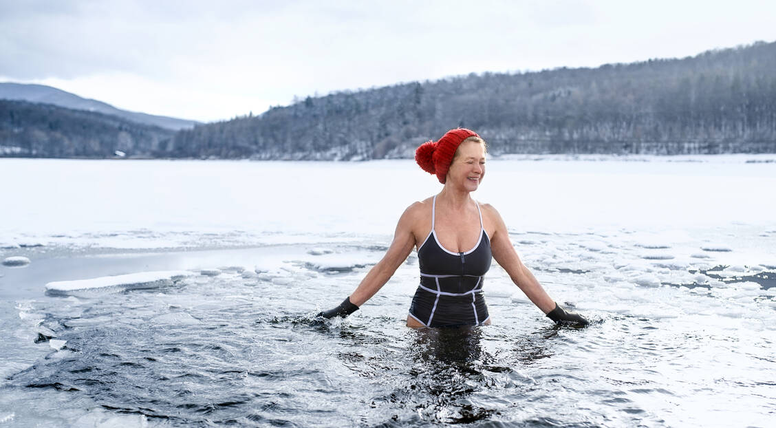 Eisbaden und Kaltduschen sind derzeit im Trend. Ob es wirklich das Immunsystem stärkt, ist wissenschaftlich nicht eindeutig belegt. Es bringt auf jeden Fall den Kreislauf in Schwung und sorgt für einen Endorphin-Kick. / Foto: Getty Images/Halfpoint