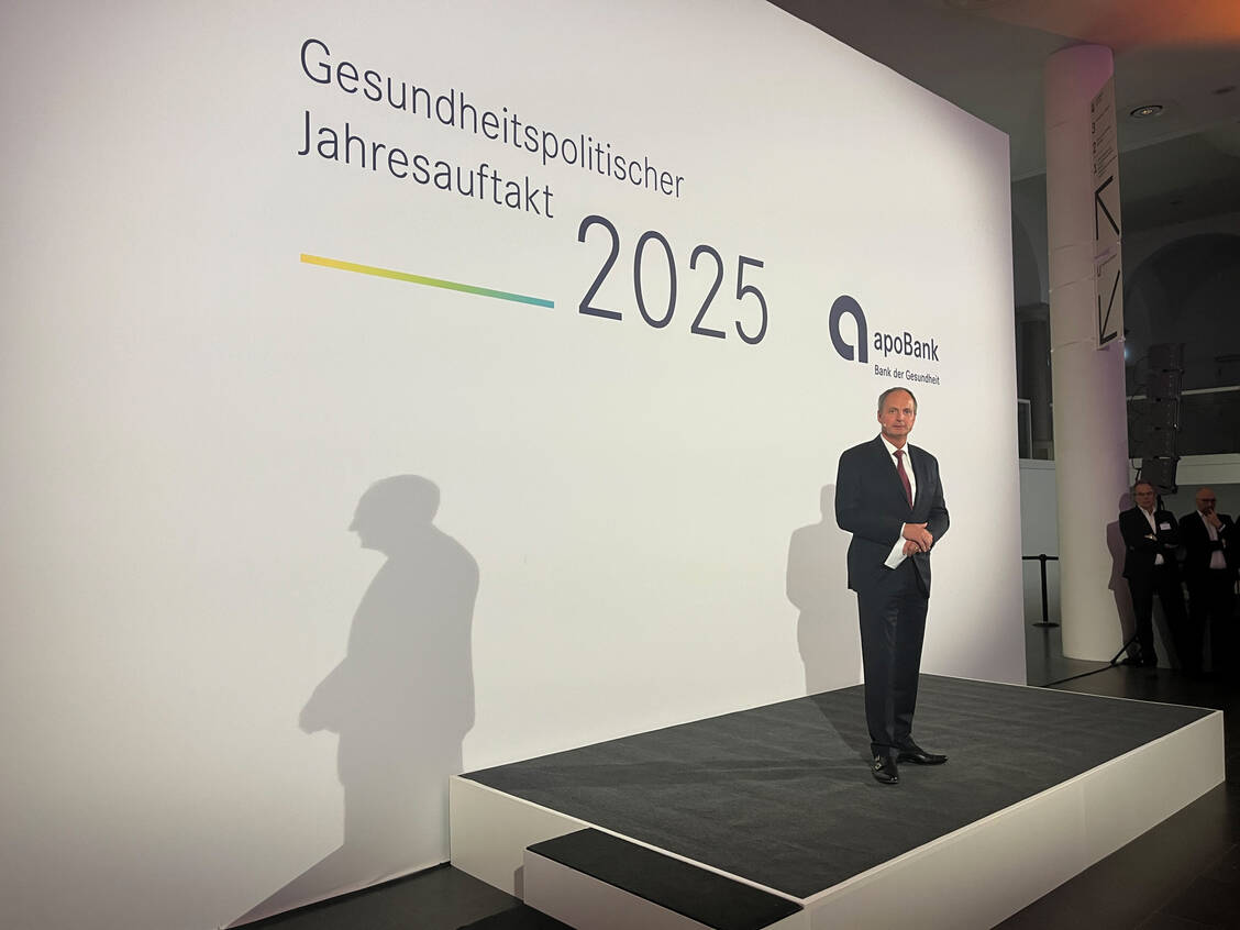 Apobank-Chef Matthias Schellenberg beim Gesundheitspolitischen Jahresauftakt der Apobank in Düsseldorf im K21. / © PZ