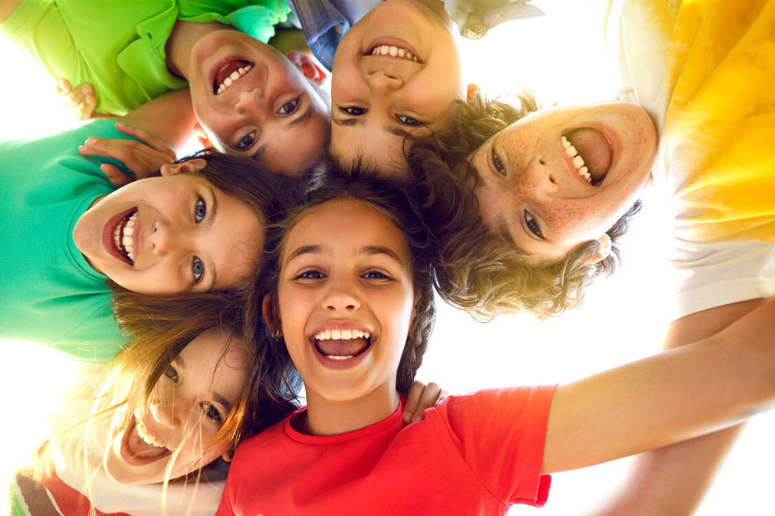 Kinder kommen sich beim Spielen oft so nah, dass ihre Haare sich berühren. Dabei können Kopfläuse von einem Kind zum anderen wandern. Grundschulkinder im Alter zwischen sieben und neun Jahren sind laut RKI am häufigsten von Kopfläusen betroffen. / © Adobe Stock/Studio Romantic
