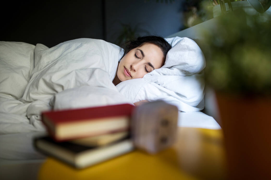 Vielen Menschen hilft ein gutes Buch beim Einschlafen. Das Handy dagegen sollte im Bett tabu sein. / Foto: Getty Images/Luis Alvarez