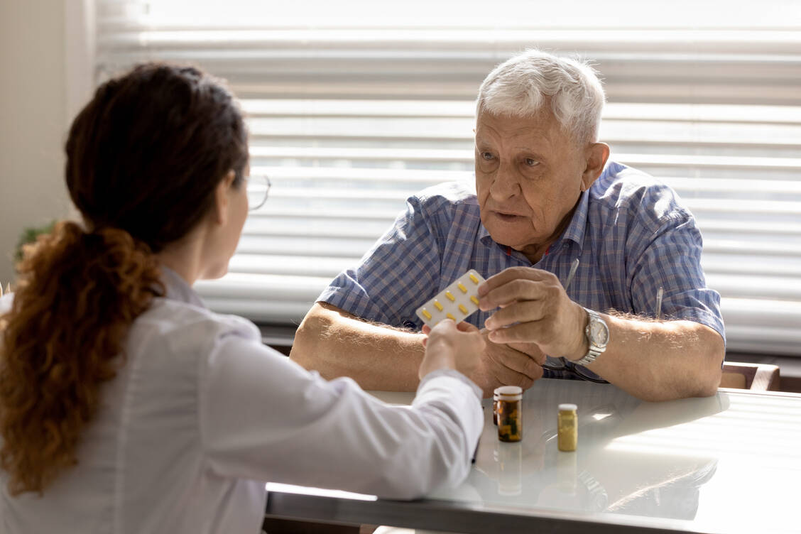 Aufnahmegespräch im Krankenhaus: Pharmazeutisches Personal ist bei der Arzneimittelanamnese oft gründlicher als Pflegekräfte oder Ärzte. / © Shutterstock/fizkes