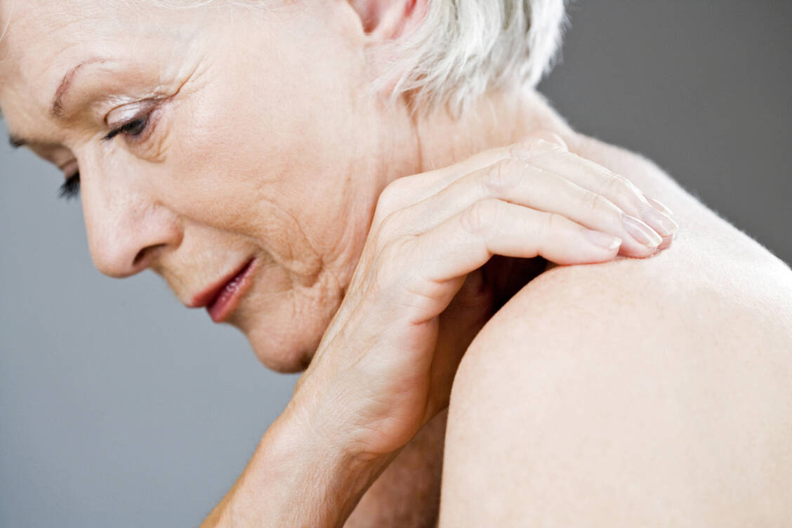 Mindestens jeder zweite Diabetiker hat mit dermatologischen Symptomen als Folge seiner Stoffwechselerkrankung zu kämpfen. / Foto: iStock/FlairImages