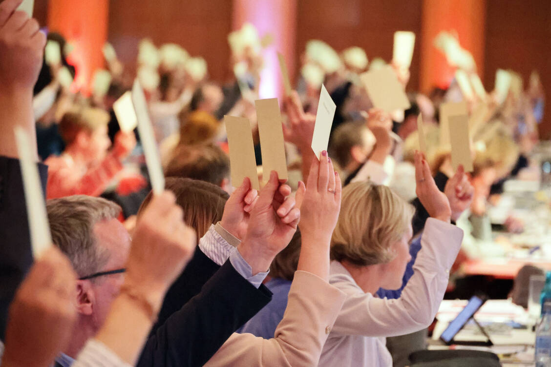 Bei der Abstimmung über die Resolution war man sich am Ende einig – voraus ging allerdings eine lebhafte Diskussion um Inhalt und Formulierung. / © PZ/Alois Müller