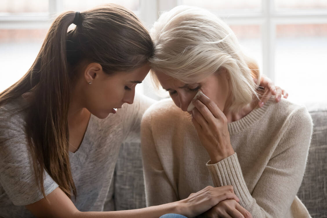 Auch Jahre, nachdem der Brustkrebs besiegt ist, leiden viele Frauen noch unter Depressionen. / Foto: Adobe Stock/fizkes