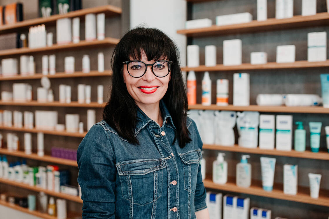 Dr. Doreen Kessner führt gemeinsam mit ihrer Mutter und ihrer Schwester die Altstadt Apotheke in Magdeburg. / © Altstadt Apotheke OHG