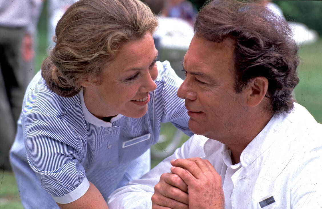 Alte Stars in neuem Glanz: Szenen mit Klausjürgen Wussow und Gaby Dohm aus der »Schwarzwaldklinik« dienen jetzt zur Darmkrebs-Aufklärung. / © IMAGO/STAR-MEDIA