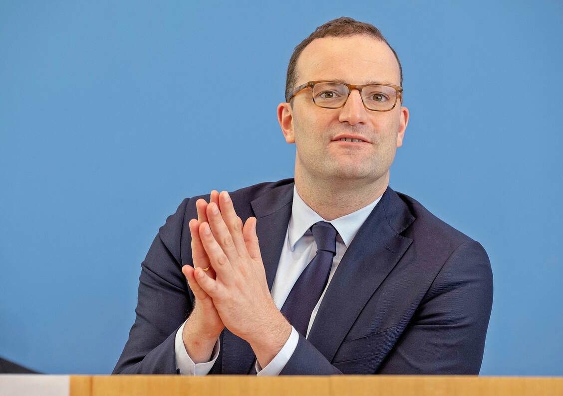 Bundesgesundheitsminister Jens Spahn (CDU) nimmt sich die Kritik am Entwurf seines PTA-Reformgesetzes zu Herzen. Nach der parlamentarischen Sommerpause will er eine komplett überarbeitete Version vorlegen. / Foto: imago/epd