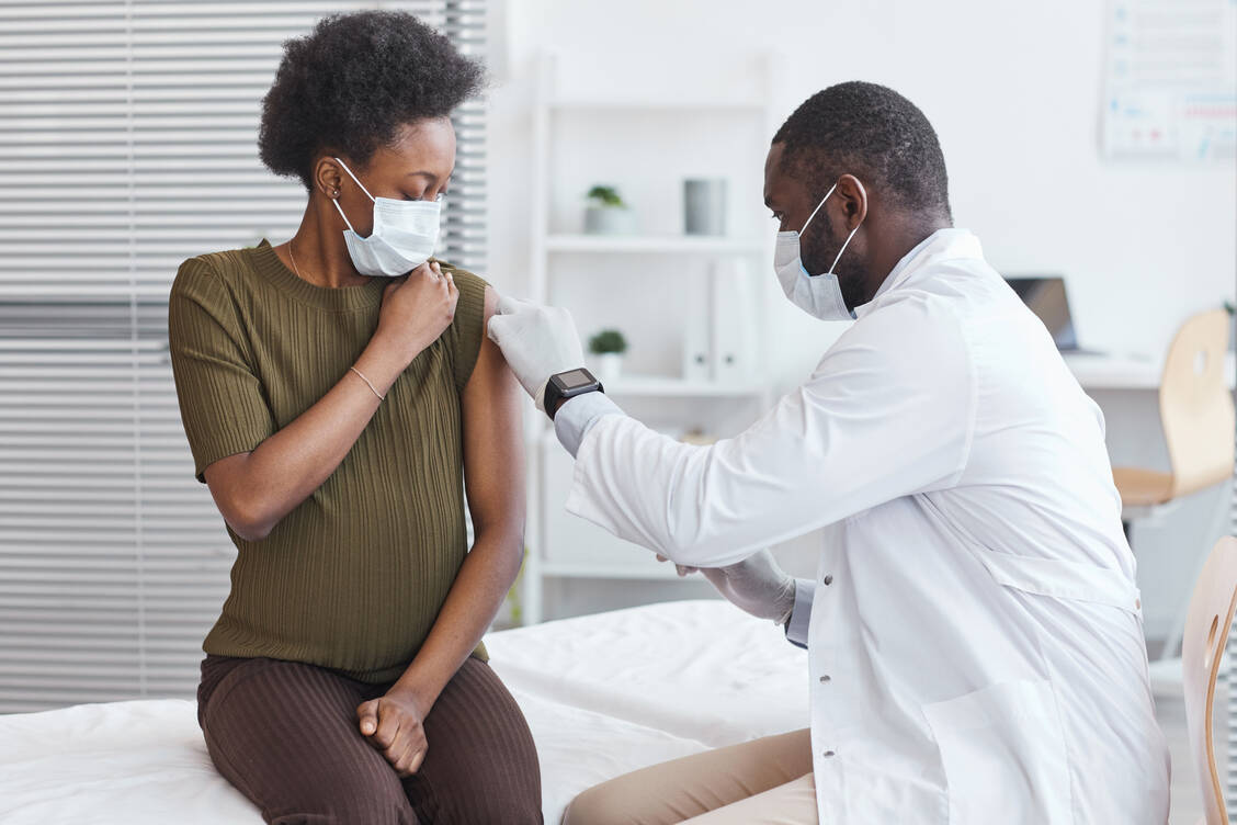 Eine kleine US-amerikanische Studie zeigt, dass Schwangere nach Impfung bessere Antikörperantworten gegen das Coronavirus bilden als nach durchgemachter Infektion.  / Foto: Adobe Stock/Seventyfour