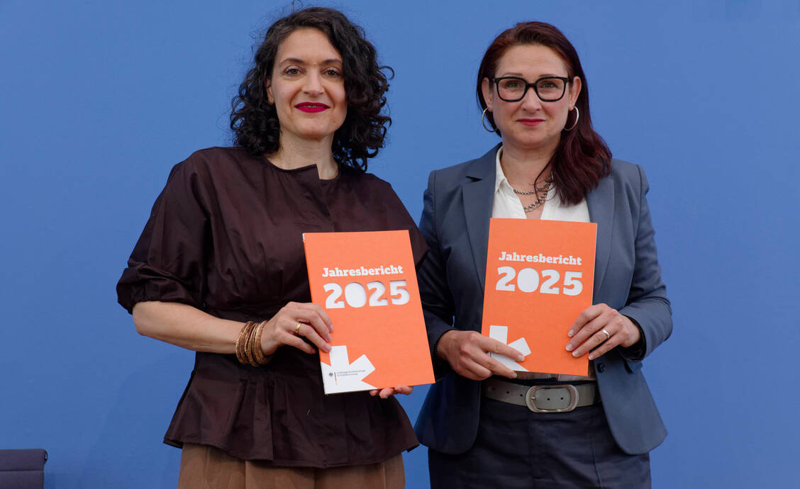 Eva Andrades (links, Geschäftsführerin des Antidiskriminierungsverbands Deutschland) und Ferda Ataman (Unabhängige Bundesbeauftragte für Antidiskriminierung) stellen den Jahresbericht der Antidiskriminierungsstelle des Bundes vor.  / © Imago/Jürgen Heinrich