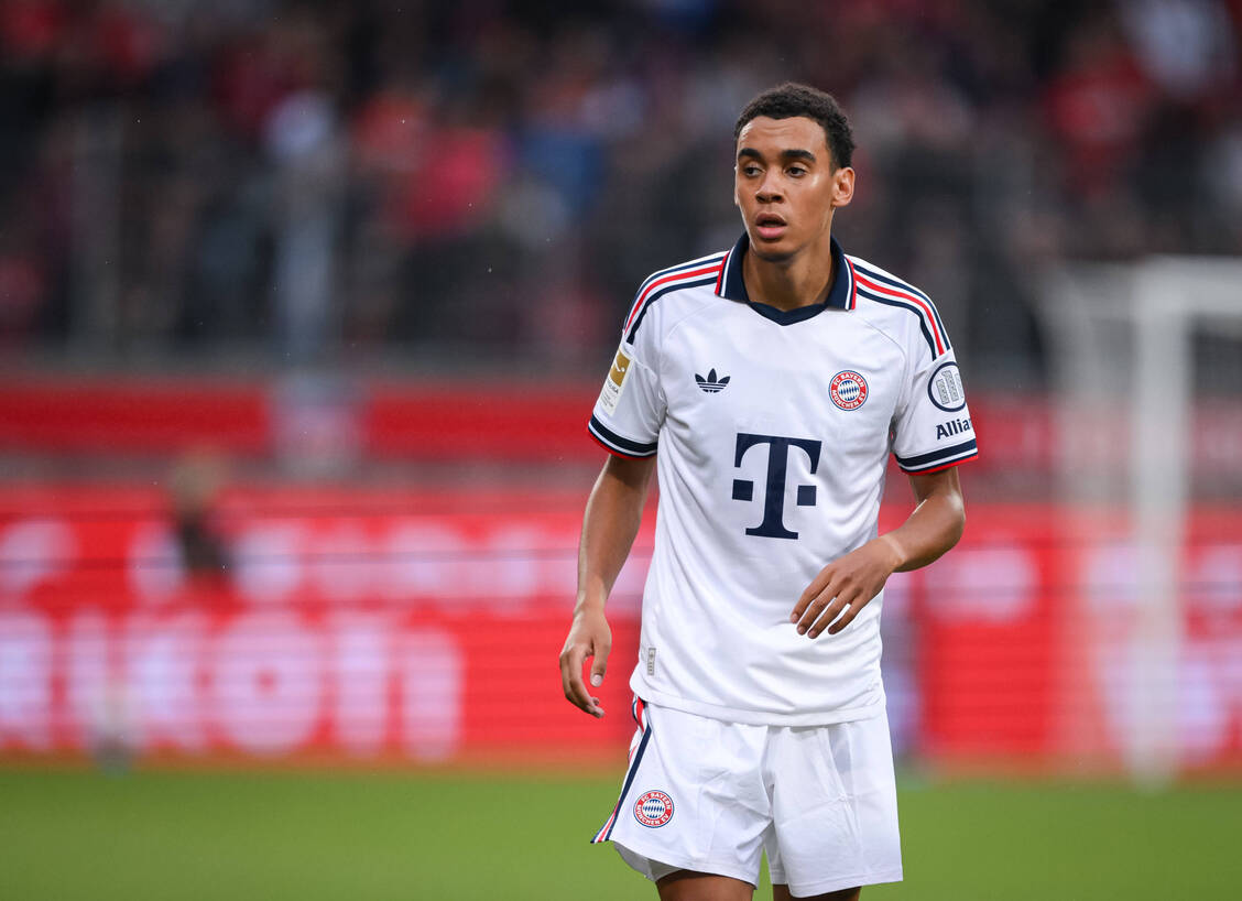 Bei einem Spiel gegen den 1. FC Heidenheim brach der Bayernspieler Jamal Musiala zusammen.  Als Grund nannte er nun »Absencen«. / © Imago/Ulmer/Teamfoto