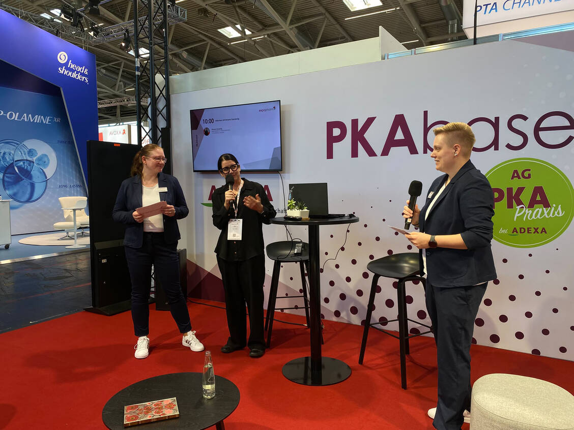 Interview mit der Apothekerin und Influencerin Simone Gansewig auf der PKA-Base der diesjährigen Expopharm in München. / © PZ/Alexandra Amanatidou