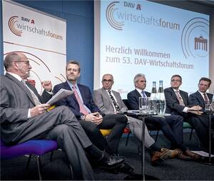 Diskutierten  Nutzen und  Wirkung der frühen Nutzenbewertung:  (v.l.n.r.) Moderator Elmar Esser,Georg Wager von Eisai; Rainer Bienfait und Hans-Peter Hubmann, beide Geschäftsführender Vorstand der ABDA;  Thomas Ballast, Vorstandsvize  der Techniker  Krankenkasse und Gesundheits­ökonom Professor Wolfgang Greiner.