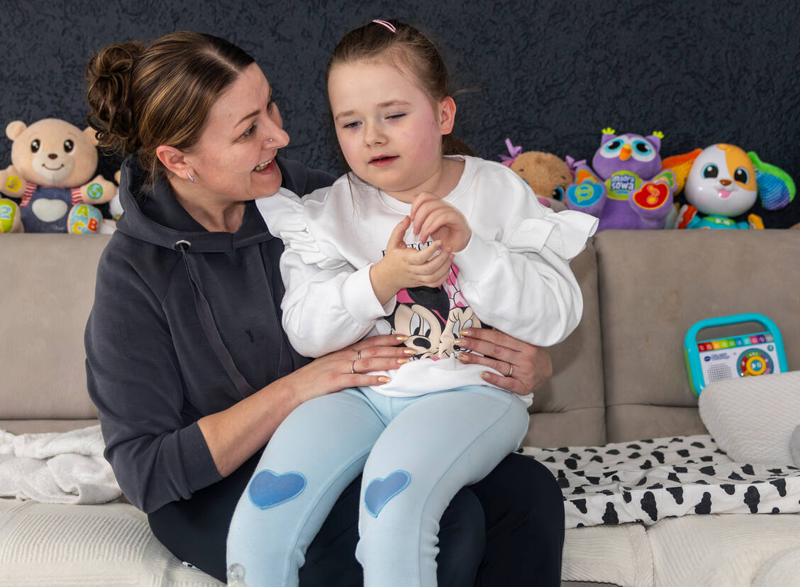 Lena (sechs Jahre) konnte schon früh nicht krabbeln oder allein essen. Es dauerte lange, bis Ärzte herausfanden, dass sie am Rett-Syndrom leidet. / © Imago Images/Funke Foto Services