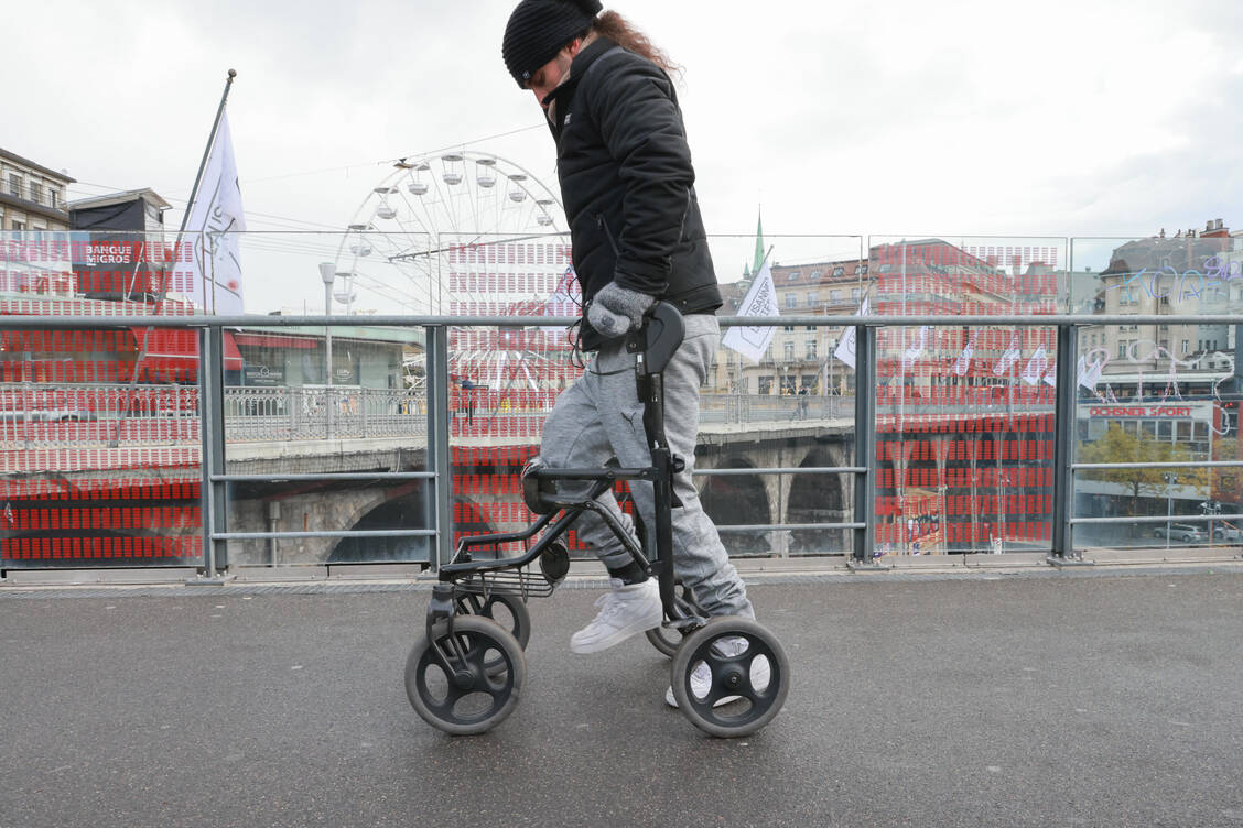 Der nach einem Motorrad-Unfall querschnittsgelähmte Michel Roccati kann wieder stehen und gehen. / Foto: EPFL / Alain Herzog 2021
