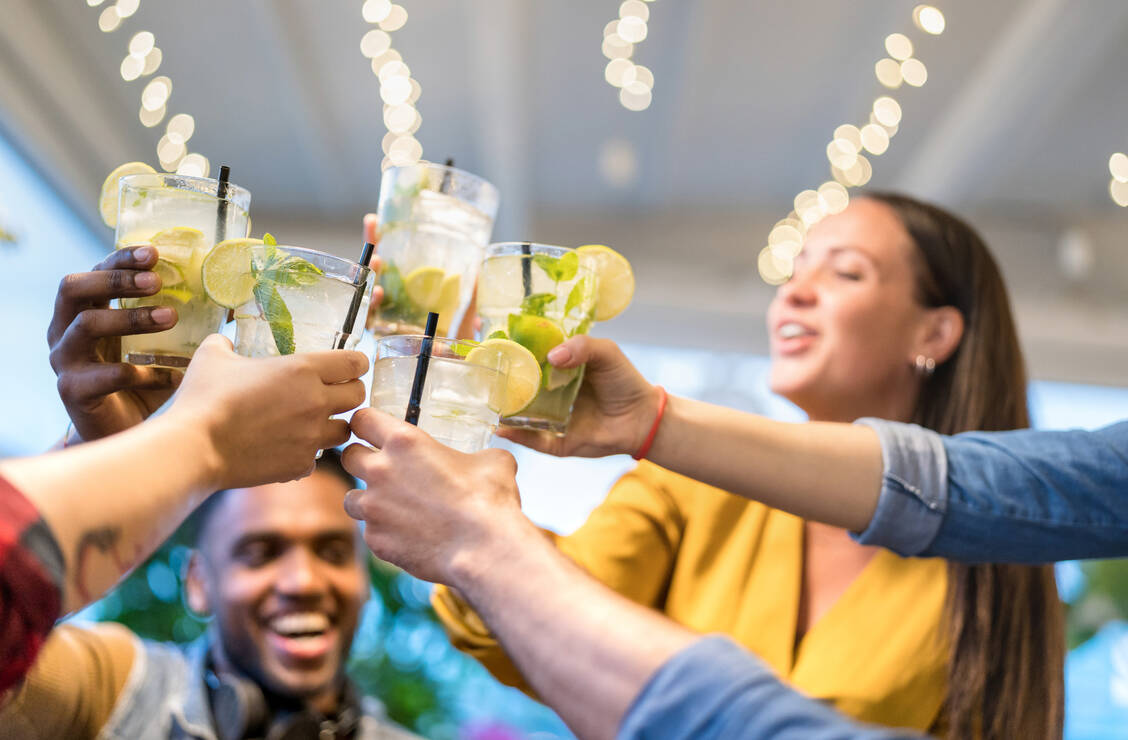 Die Forschenden stellten fest, dass bei gehäuften Corona-Infektionen anlässlich von privaten Feiern häufig auf zentrale Hygienemaßnahmen verzichtet wurde. / Foto: Adobe Stock/Mirko