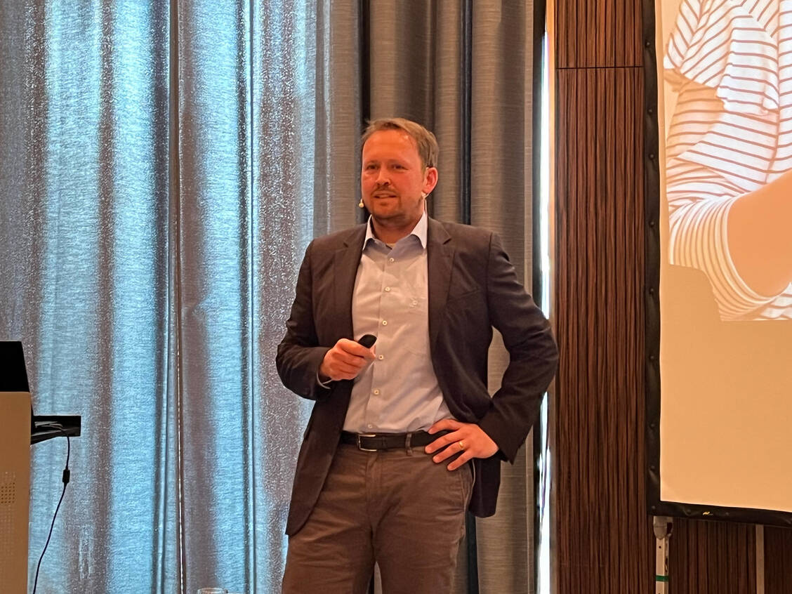 Gematik-Produktmanager Hannes Neumann ist zuversichtlich, dass bis Ende Juni fast alle Apotheken ein E-Rezept annehmen können. Allerdings braucht es hierfür nicht nur die technische Ausstattung, sondern auch das Know-how bei allen Mitarbeitern. / Foto: PZ/Kurz