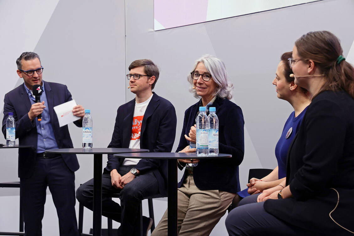Am vergangenen Samstag diskutierte PZ-Chefredakteur Benjamin Rohrer auf der Expopharm mit Apotheker Björn Schittenhelm, ABDA-Präsidentin Gabriele Regina Overwiening, Apothekerin Ina Lucas und BPhD-Präsidentin Miriam Sprafke (v. l.). / Foto: PZ/Alois Müller