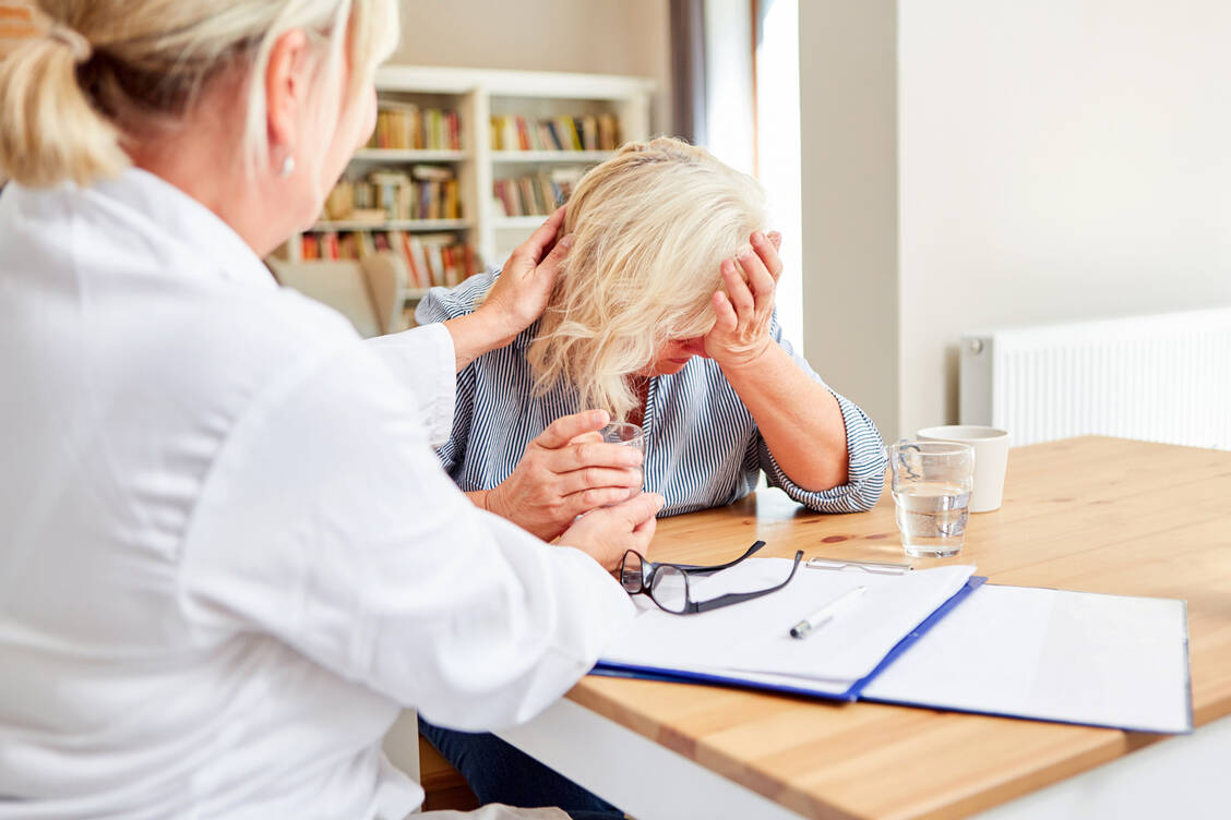 In Zukunft wird es immer entscheidender sein, dass Apothekerinnen und Apotheker wissen, wie sie mit suizidgefährdeten Personen umgehen. / Foto: Adobe Stock/Robert Kneschke