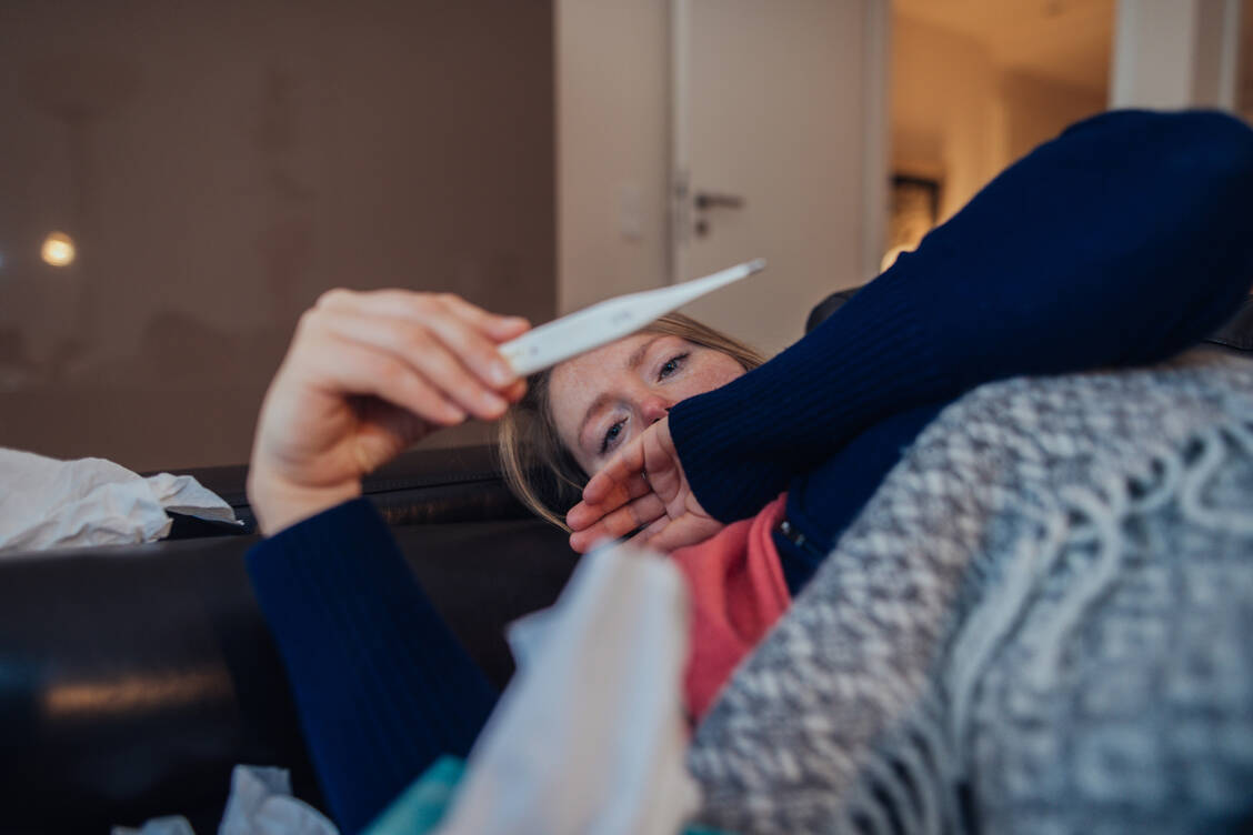 Was umgangssprachlich als Grippe bezeichnet wird, ist meist nur eine Erkältung. Bei einer echten Influenza kann man schon mal eine Woche flachliegen und hohes Fieber bekommen. / Foto: Getty Images/Guido Mieth