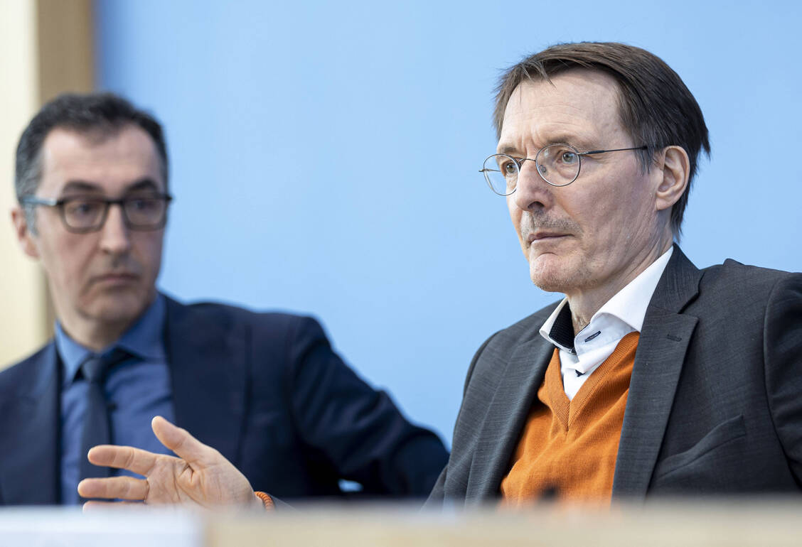 Karl Lauterbach und Cem Özdemir bei der Vorstellung der abgespeckten Pläne zur Cannabis-Legalisierung. / Foto: IMAGO/photothek