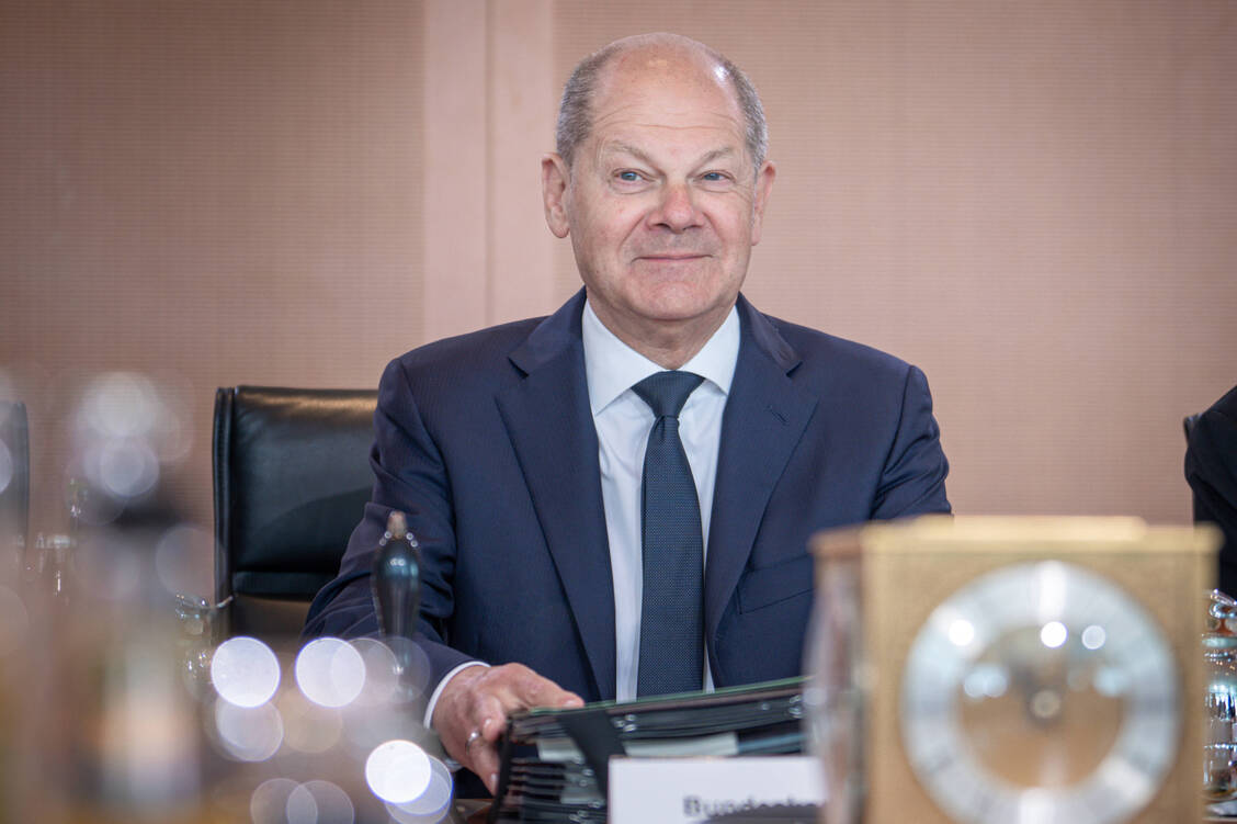 Bundeskanzler Olaf Scholz plädierte in einem Interview mit dem »Stern« für eine schrittweise Erhöhung des Mindestlohns auf 15 Euro. Seit dem 1. Januar 2024 beträgt der Mindestlohn 12,41 Euro brutto/Stunde. Zum 1. Januar 2025 steigt er auf 12,82 Euro. / Foto: IMAGO/Political-Moments