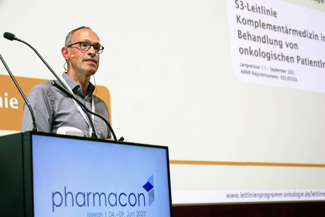 Die S3-Leitlinie »Komplementärmedizin in der Behandlung von onkologischen Patientinnen und Patienten« nahm im Vortrag von Professor Dr. Christoph Ritter einen wichtigen Platz ein. / Foto: PZ/Alois Müller