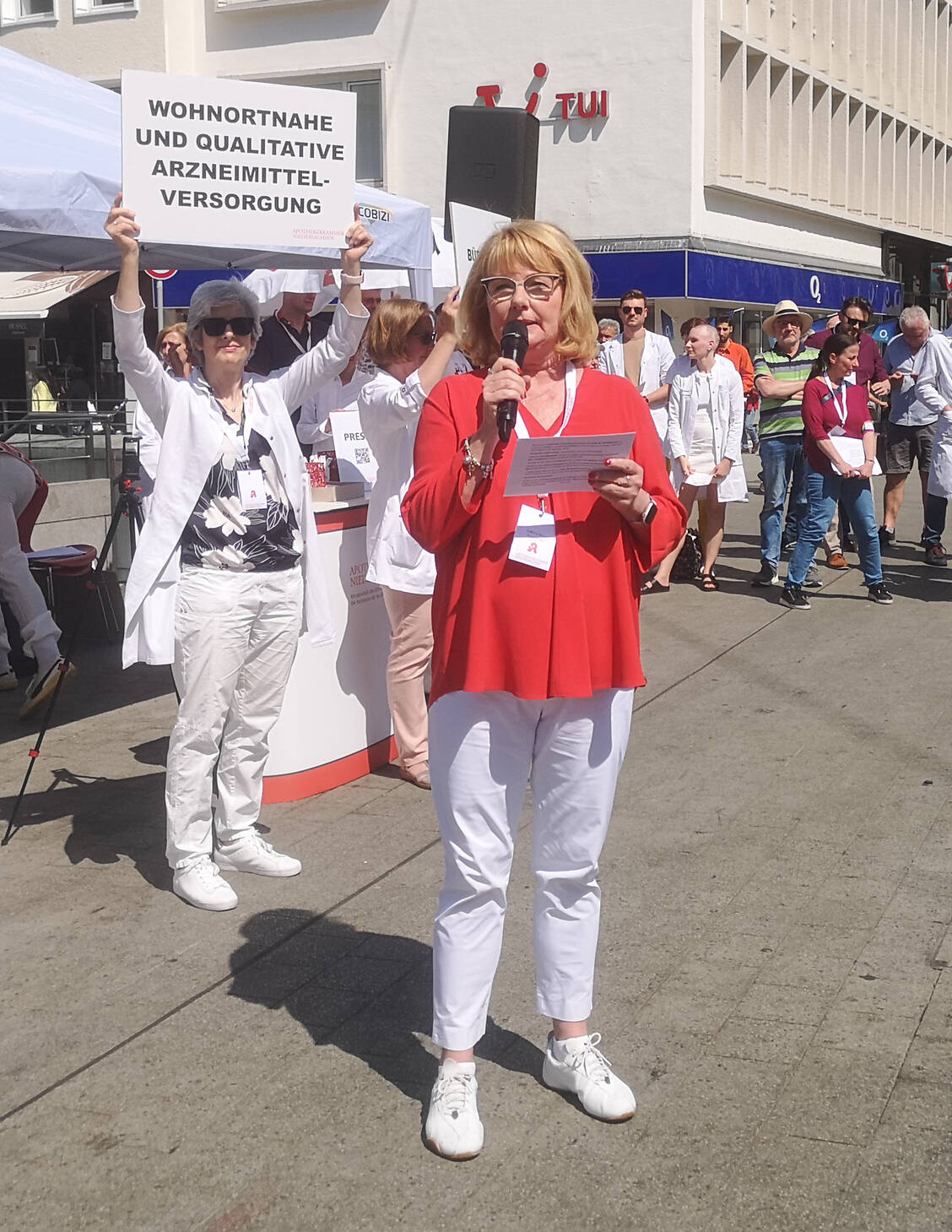 Kammerpräsidentin Cathrin Burs bei der Kundgebung / Foto: PZ/Daniela Hüttemann