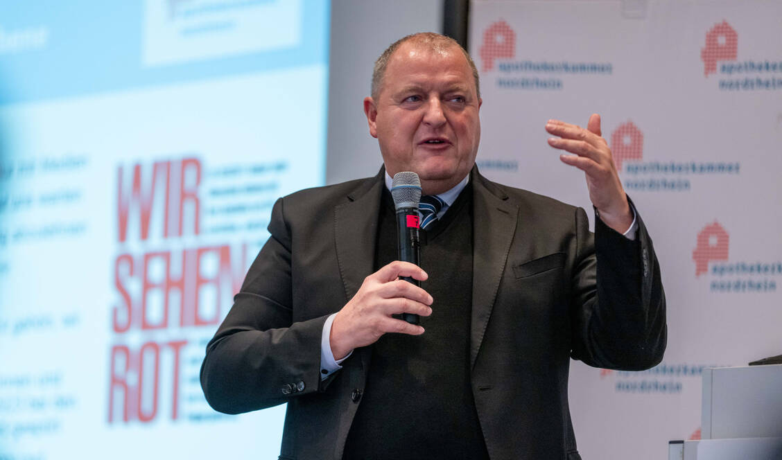 Armin Hoffmann, Präsident der Apothekerkammer Nordrhein, blickte der Kammerversammlung auf seine fünfjährige Amtszeit zurück. / Foto: AKNR / Lars Heidrich