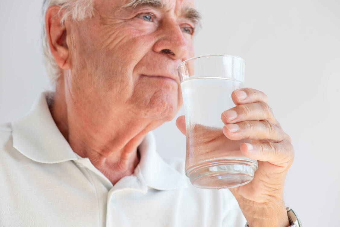 30 Grad und mehr: Heiße Sommertage sind eine Belastung für den Körper. Viel trinken gilt also. / Foto: Getty Images/solidcolours