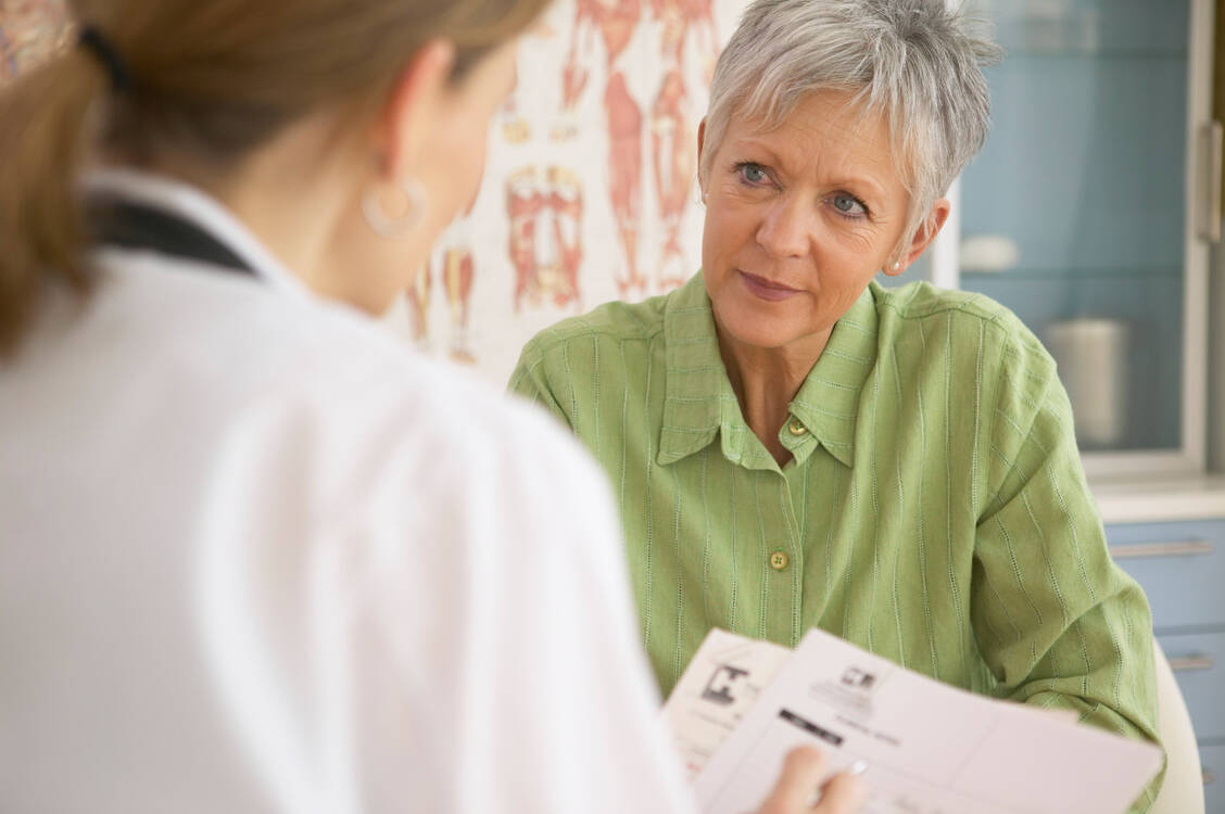 In den Wechseljahren leiden viele Frauen stark unter vasomotorischen Symptomen wie Hitzewallungen und Schweißausbrüche. Fezolinetant ist eine hormonfreie Therapieoption für Betroffene. / Foto: Getty Images/LWA