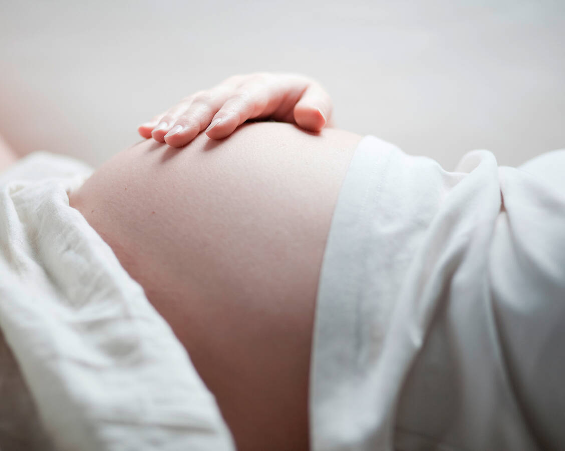 In der Schwangerschaft erreichen Kohlenstoffpartikel aus dem Feinstaub nicht nur den Kreislauf der Mutter, sondern auch den des Kindes.  / Foto: Fotolia/D.aniel