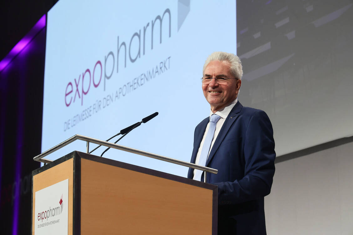 Der DAV-Vorsitzende Hans-Peter Hubmann bei der Eröffnung der Expopharm 2024.  / © PZ/Alois Müller