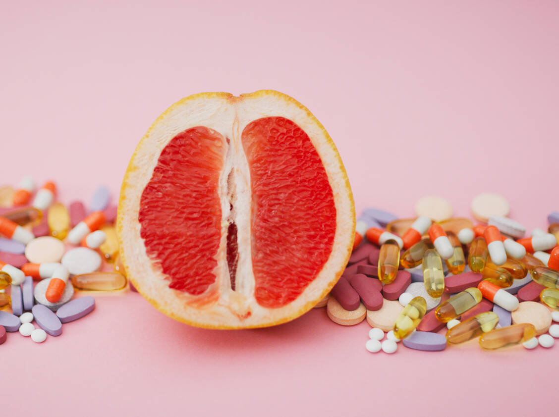 »Der Verzehr von Grapefruits oder deren Saft sollte vermieden werden«, lautet ein häufiger Warnhinweis bei Arzneimitteln wegen Wechselwirkungen. Das könnte sich womöglich aufgrund aktueller Forschungsergebnisse ändern. / © Getty Images/Adene Sanchez