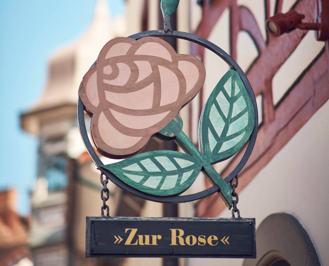 1993 fing alles ganz klein an:  In der Schweiz gründeten  21 Ärzte das Unternehmen Zur Rose. In Steckborn eröffnete die erste Apotheke, / Foto: Zur Rose/grund.photo