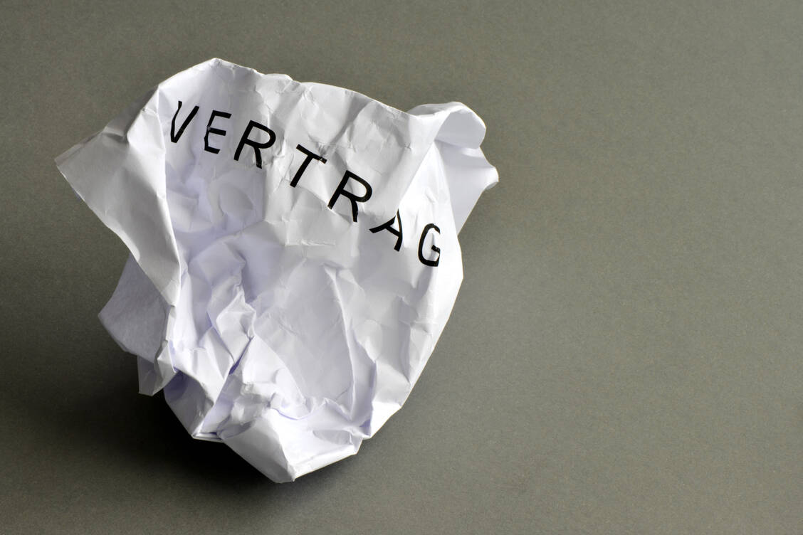 Ab in die Tonne: Viele Apotheker wollen ihren AvP-Vertrag schnellstmöglich loswerden. Aber dabei gibt es ein paar Aspekte zu beachten. / Foto: Adobe Stock/nmann77