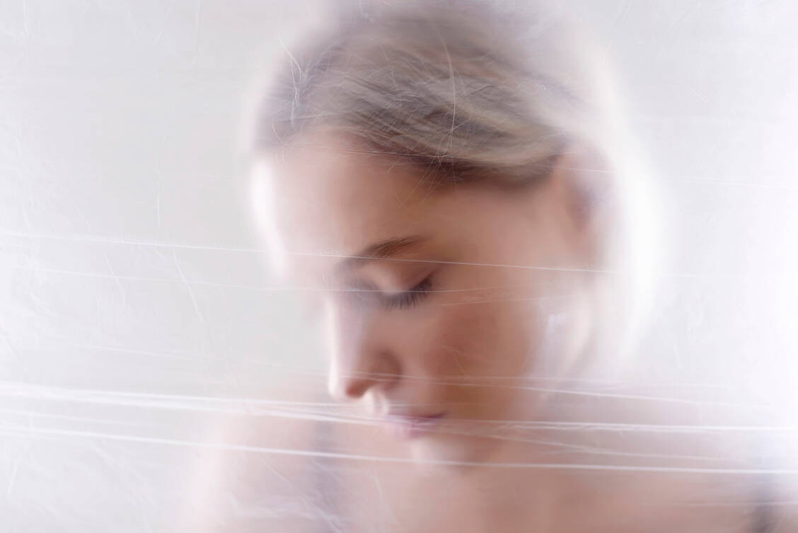 Ein Ausbruch aus der negativen Gedankenspirale gelingt Patienten mit Depression möglicherweise mit einer psychedelischen Erfahrung, ausgelöst durch den Pilz-Wirkstoff Psilocybin. / Foto: Getty Images/Bernd Friedel/EyeEm