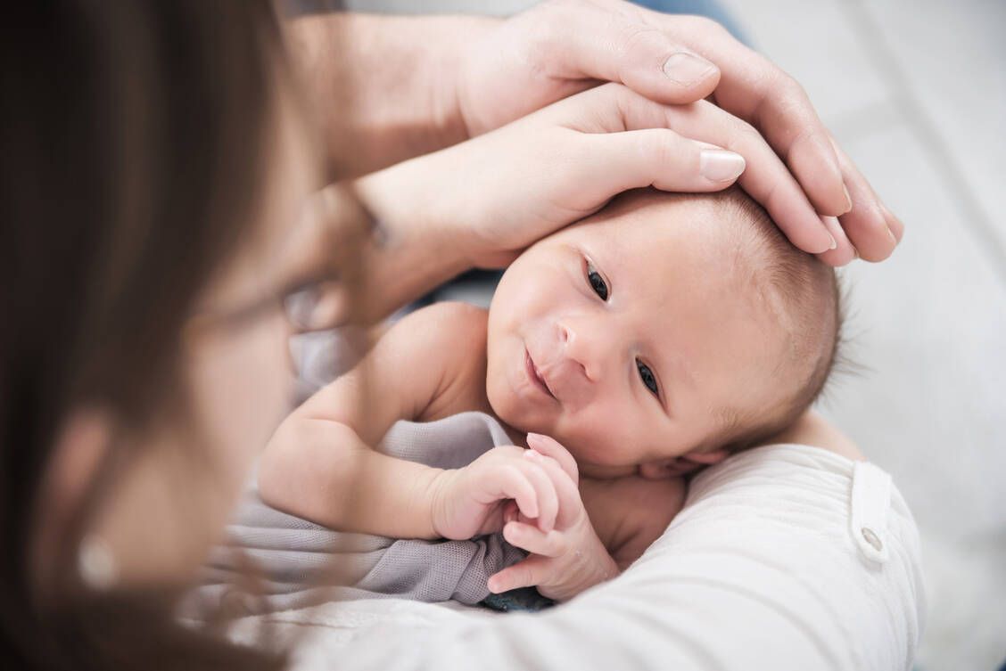 Auch Frauen, die sich im letzten Drittel der Schwangerschaft mit SARS-CoV-2 infiziert hatten, entwickelten wenig überraschend Antikörper gegen das Coronavirus. Überraschender ist jedoch, dass sie nur in geringem Umfang an ihre Babys weitergaben, viel weniger, als das beispielsweise bei Anti-Influenza-Antikörpern der Fall ist. Warum das so ist, ist nicht geklärt. / Foto: Adobe Stock/S.Kobold