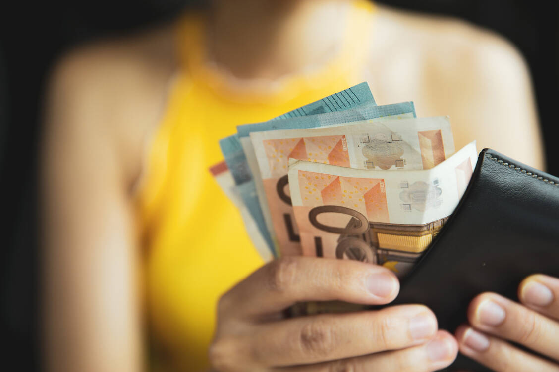 Ab dem heutigem Freitag bekommen tarifgebundene Apothekenangestellte mehr Gehalt. / Foto: Adobe Stock/Kritchanon