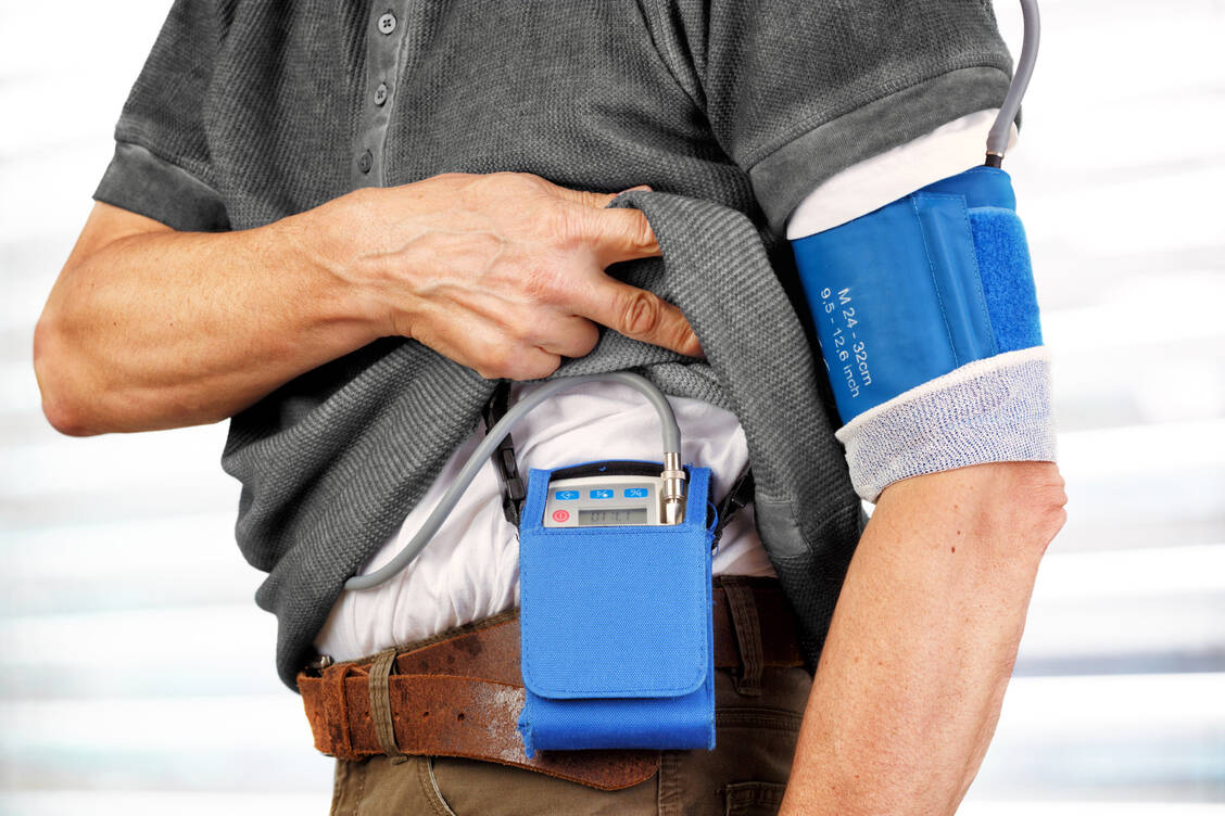 Das 24-Stunden-Blutdruck-Monitoring gibt Auskunft über den Blutdruck im Tagesprofil – ganz ohne Weißkittelphänomen. / © Adobe Stock/Ingo Bartussek